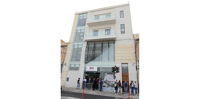 Building controls for banks | Smart light installation | DALI lighting control